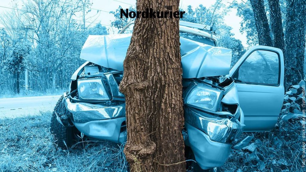 62-jähriger Autofahrer fährt gegen Baum – schwer verletzt
