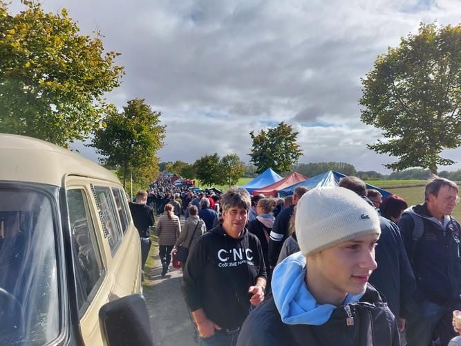Schnäppchenjäger strömen zum Flohmarkt in Kuhz