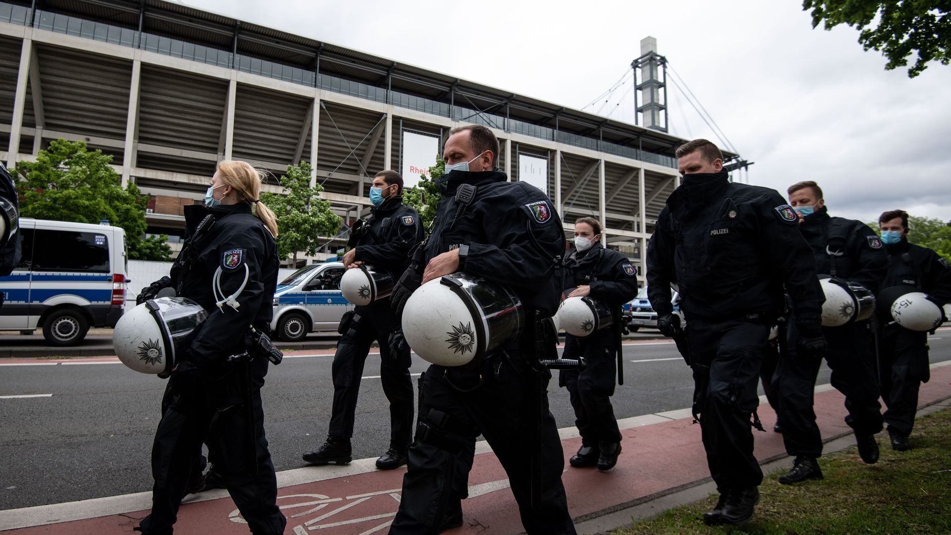 Fanhilfen Für Umdenken: Polizei Soll „Feindbilder“ Abbauen