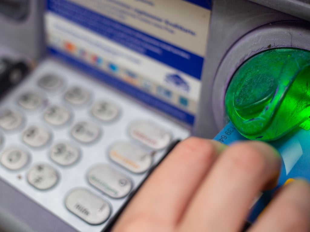 Unbekannte spähen Kontodaten an Geldautomaten aus