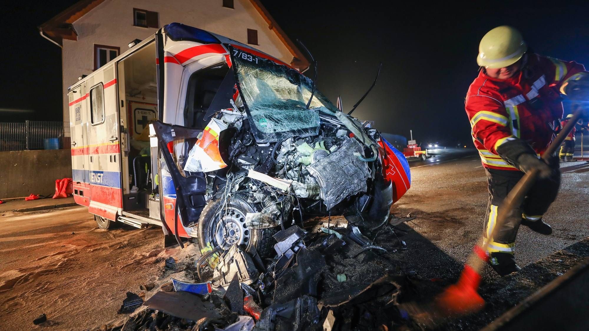 Auf Einsatzfahrt Kollidiert Rettungswagen Stößt Mit Ausweichendem Auto Zusammen 6522