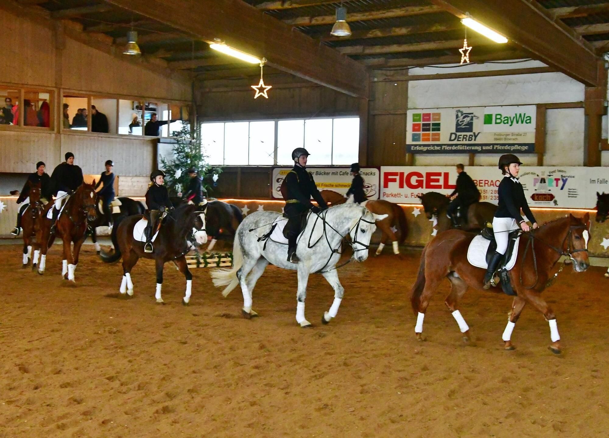 Reitclub Rißegg interpretiert Schneewittchen und die sieben Zwerge