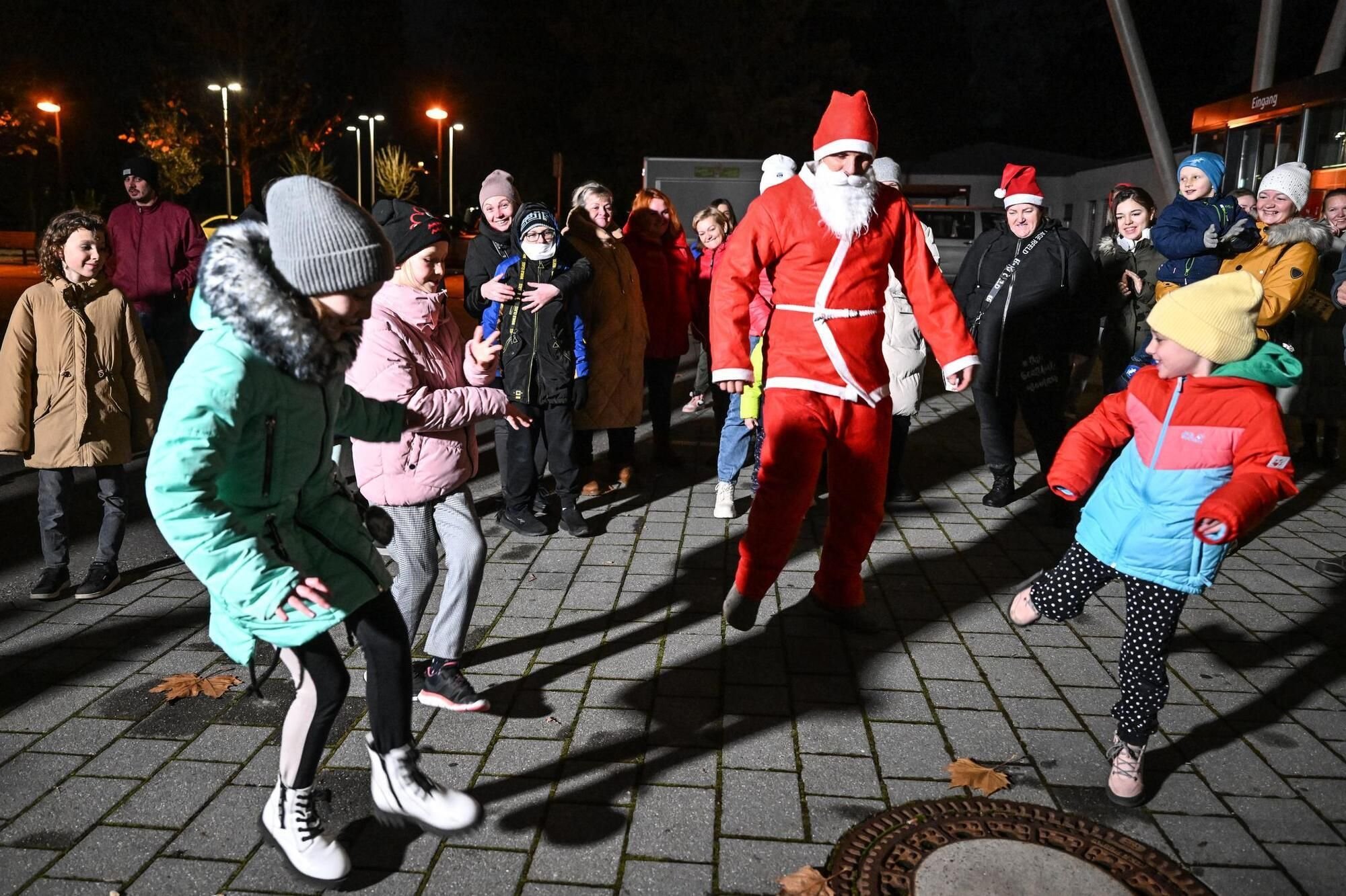 Nikolaus tanzt mit ukrainischen Kindern im 14 Nothelfer in Weingarten