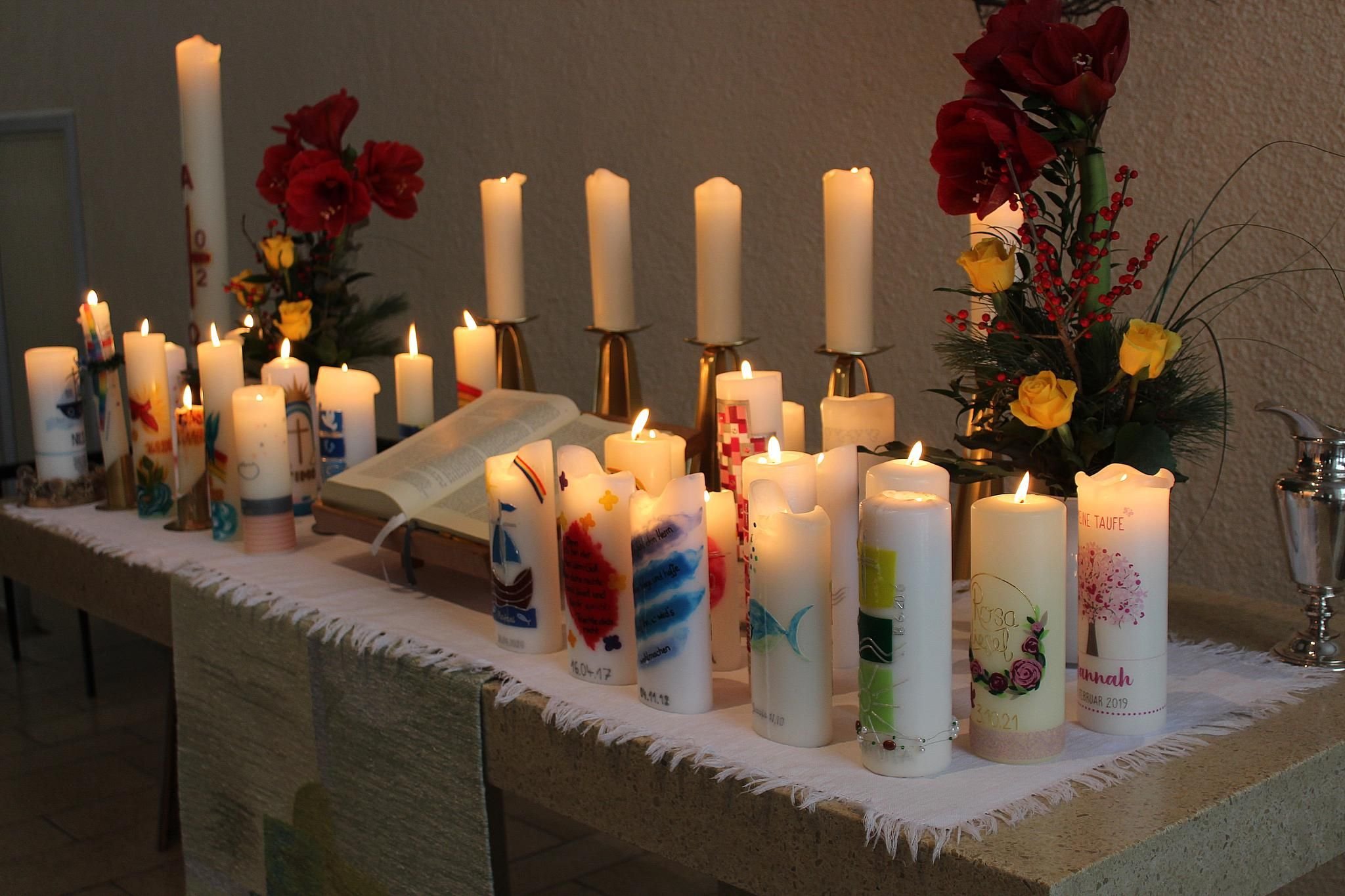 Ein Altar voller Kerzen