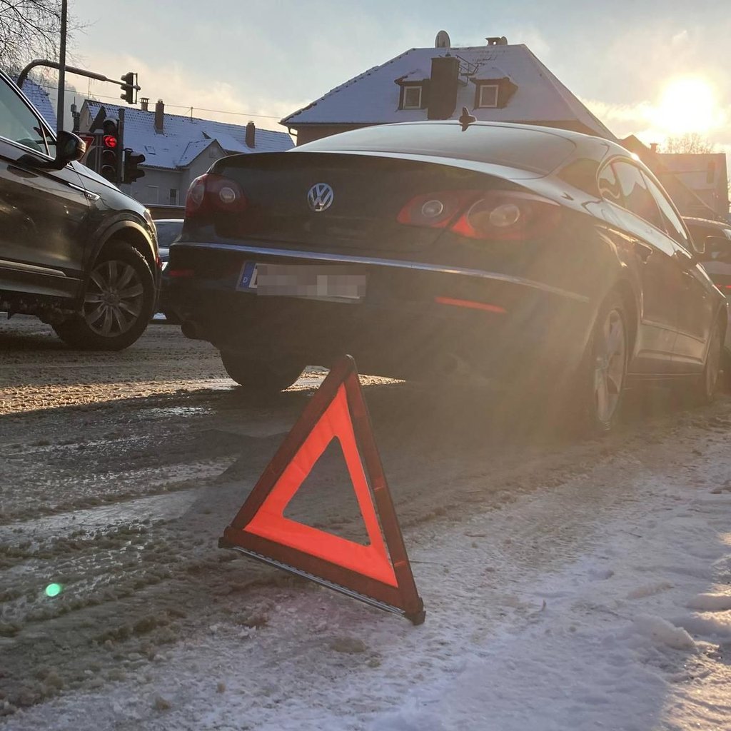 Zahlreiche Unfälle: Eis und Schnee legen Verkehr lahm