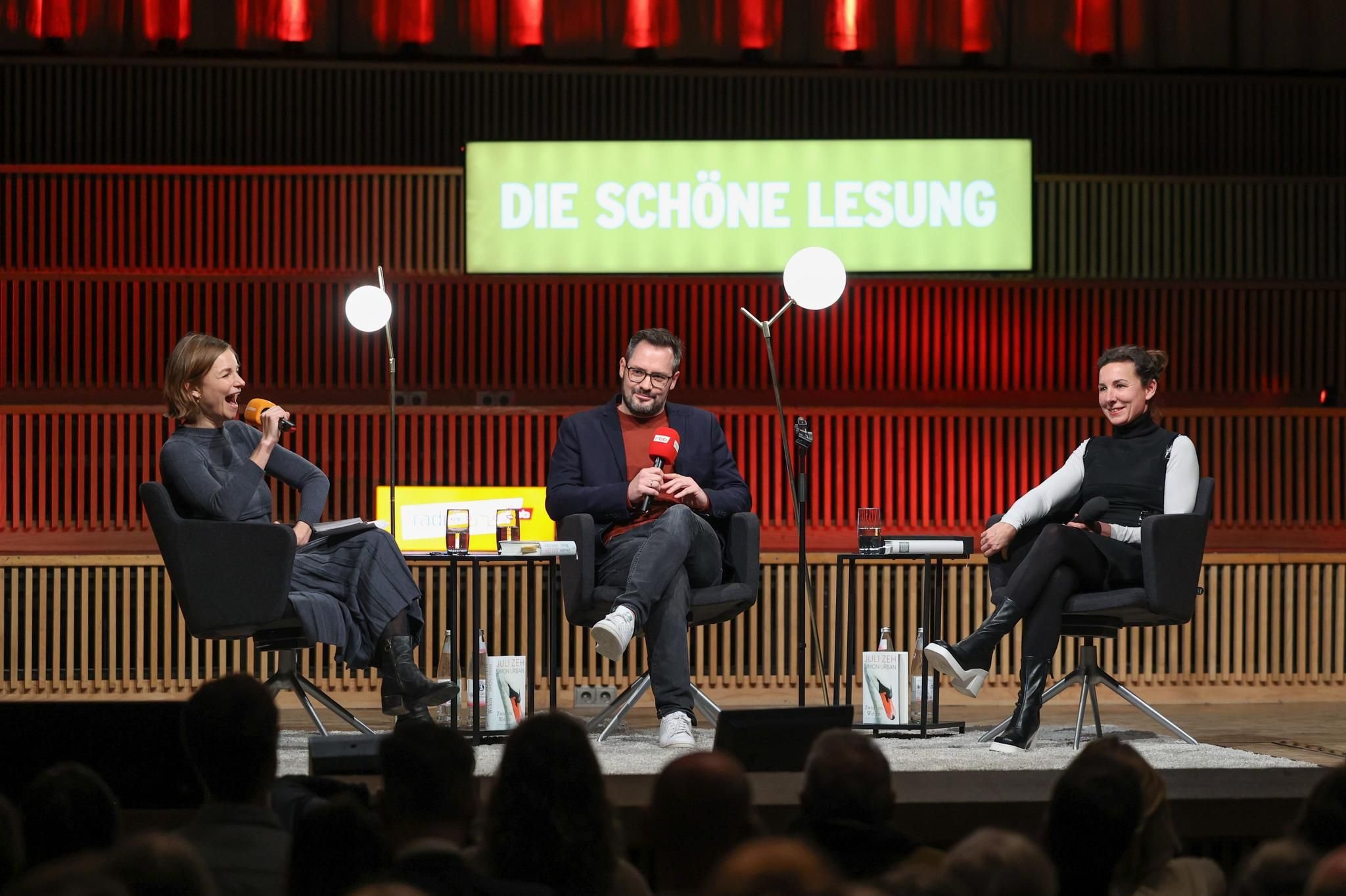 „Zwischen Welten“: Hochaktueller Roman von Juli Zeh und Simon Urban