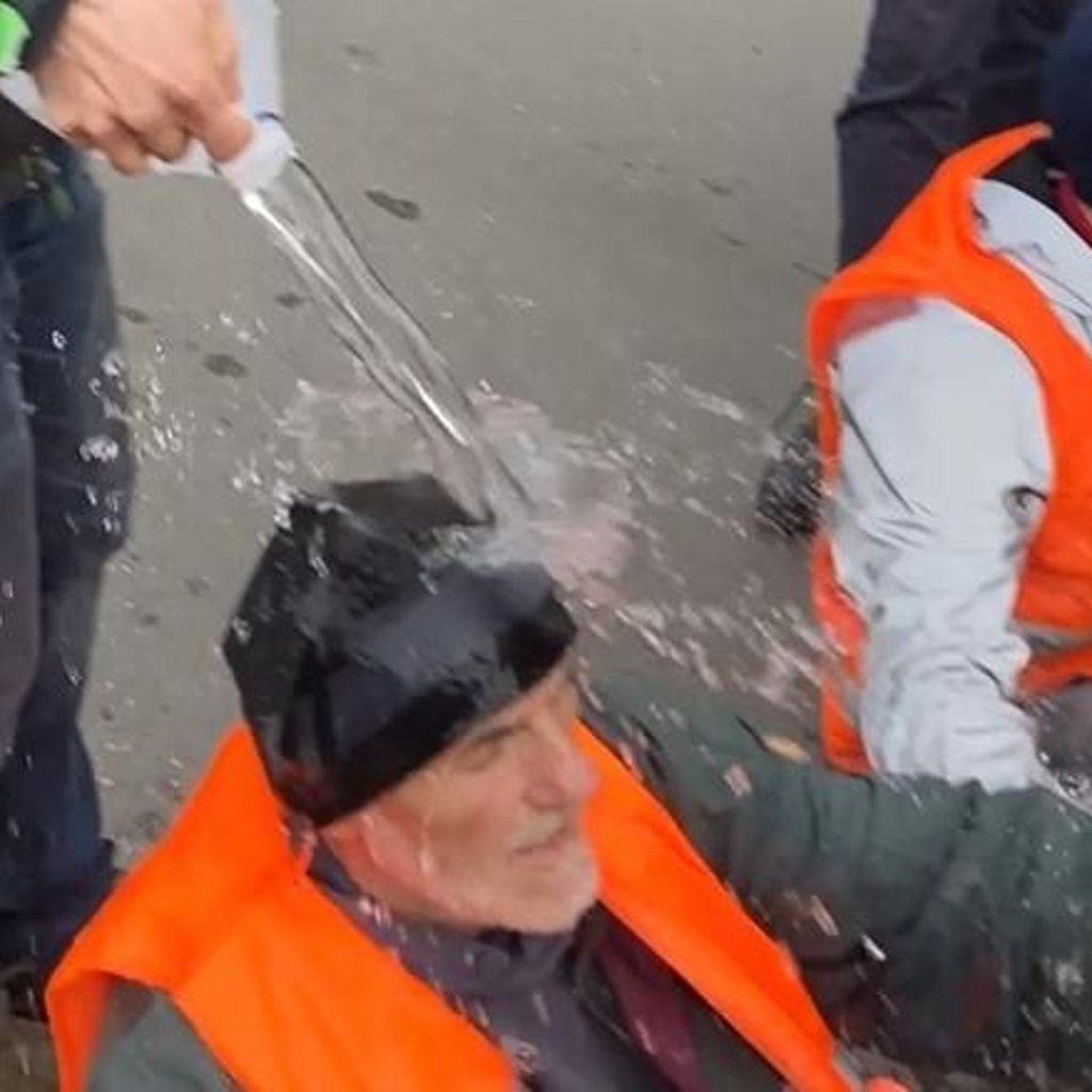 Wasser über Klima-Kleber geschüttet: Was dem Protest-Gegner jetzt droht