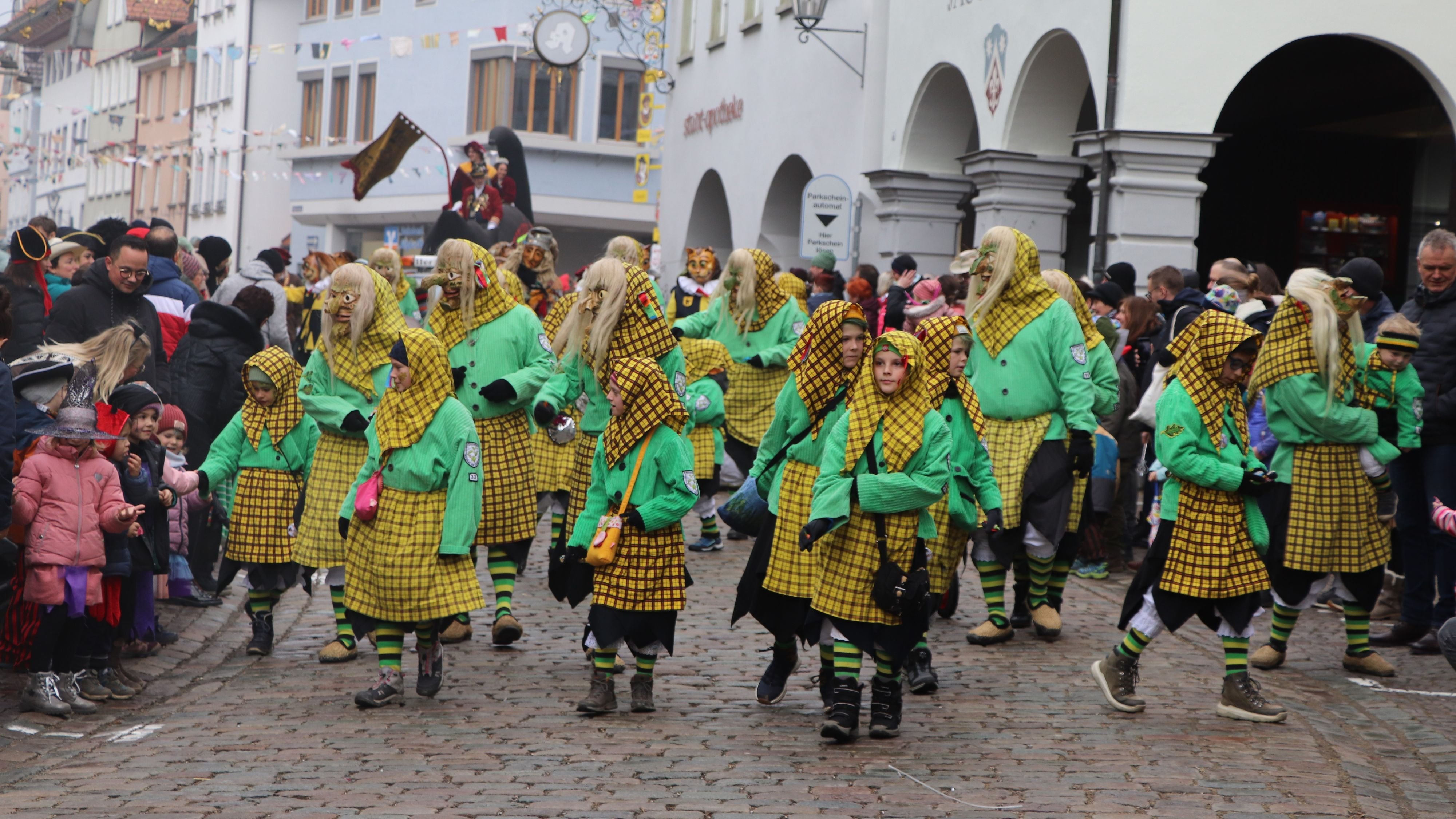 Die Narren Ziehen Beim Kinderumzug Durch Leutkirch