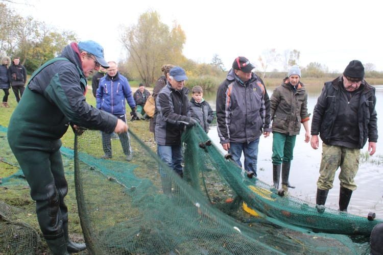 Angler fahren mit 150 Meter-Schleppnetz raus