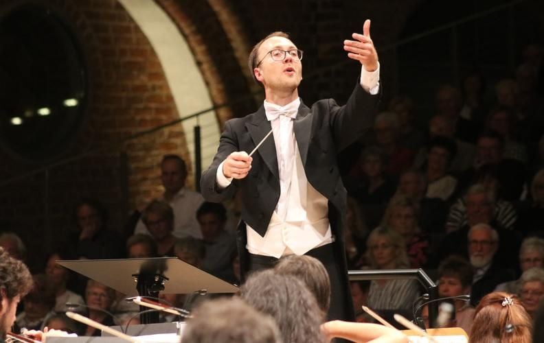 Was tut sich dieser Dirigent nur an!