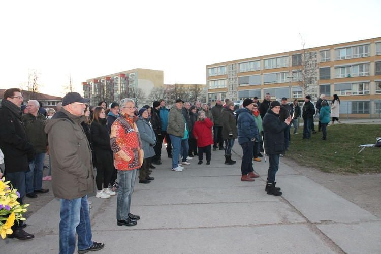 Mahnwache vor Schule in Teterow von Gegenprotest begleitet