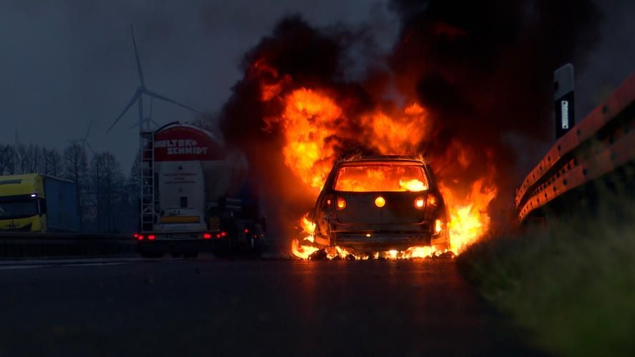▶ Auto brennt auf A 19 komplett aus – Vollsperrung
