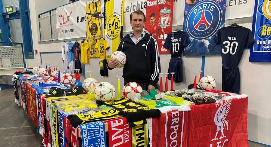 Bernd Knievel sorgt für bunt gekleidete Fußball-Fans