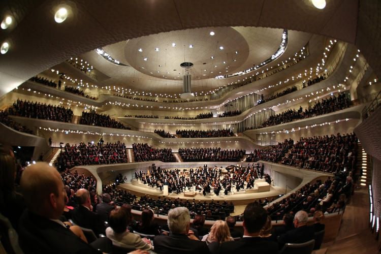 ▶ In Elbphilharmonie festgeklebt – Letzte Generation stört Konzert
