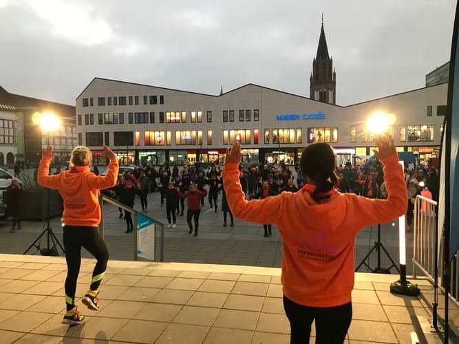 ▶ Tanz-Demo gegen Gewalt an Frauen und Mädchen