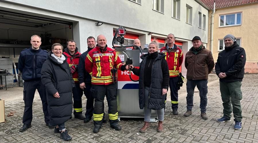 Landwirte spendieren Feuerwehr Altentreptow mobile Tankstation