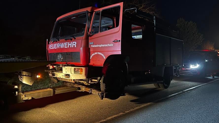 Mann kauft Feuerwehrauto – und fährt es sofort kaputt