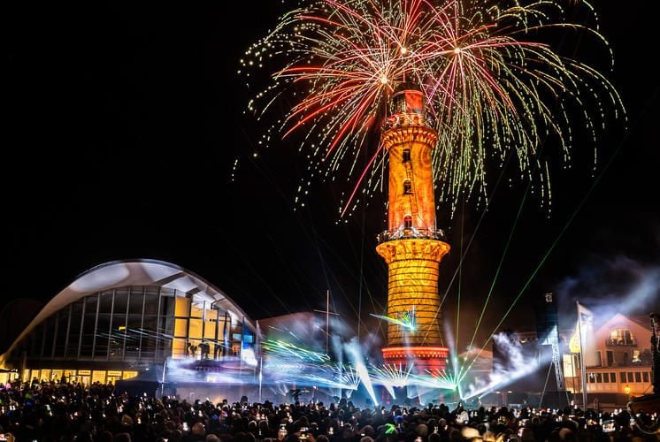Spektakuläres Feuerwerk an der Ostsee –  45.000 Menschen feiern