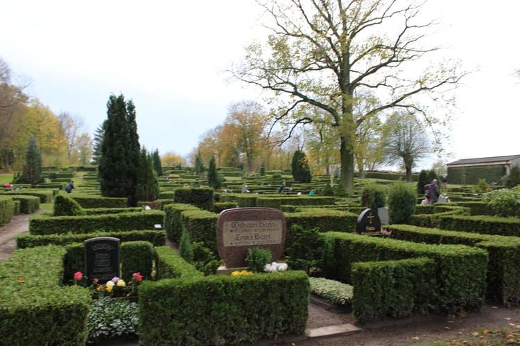 Holzhackschnitzel Und Ziegelsteine Vom Friedhof Geklaut