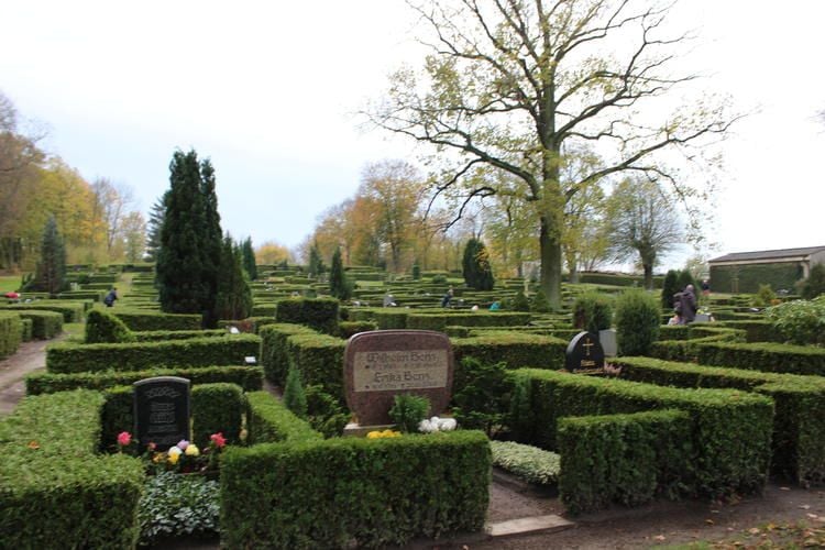 Holzhackschnitzel und Ziegelsteine vom Friedhof geklaut