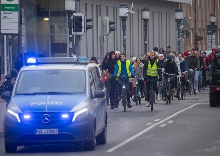 Große Fahrraddemo in Greifswald – Studenten fordern mehr Geld