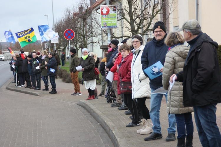 125 Leute zeigen in Mecklenburg ihre Angst vor dem Krieg