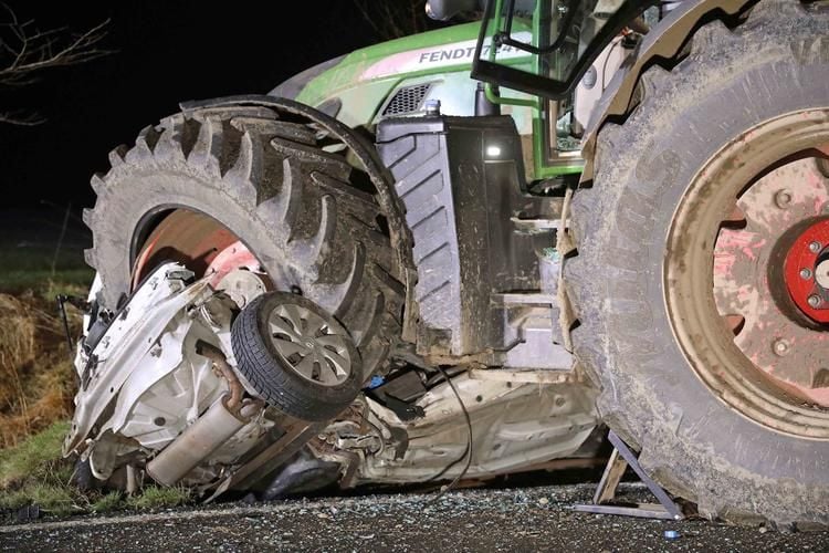 Acht-Tonnen-Traktor überrollt Auto – wie konnte das passieren?