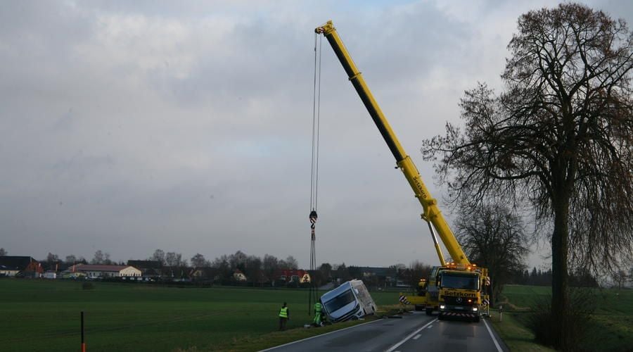 Wohnmobil im Graben – B192 wieder frei