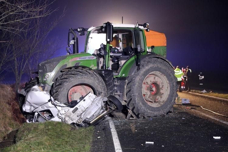 Traktor zerdrückt Auto - ein Toter bei Horror-Unfall