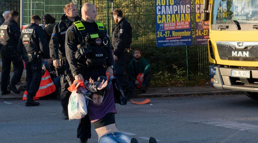 „Letzte Generation” Blockiert Erneut Autobahnen In Berlin