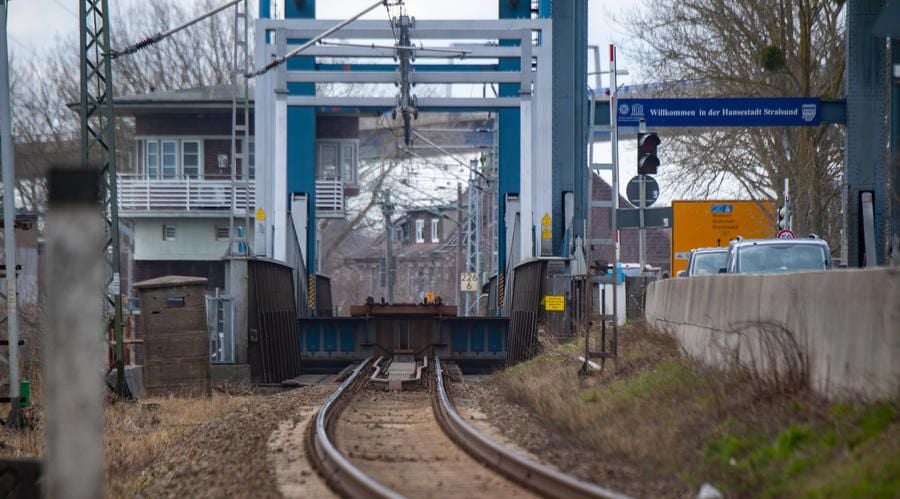 Berauschter Mann legt Bahnverkehr zur Insel Rügen lahm