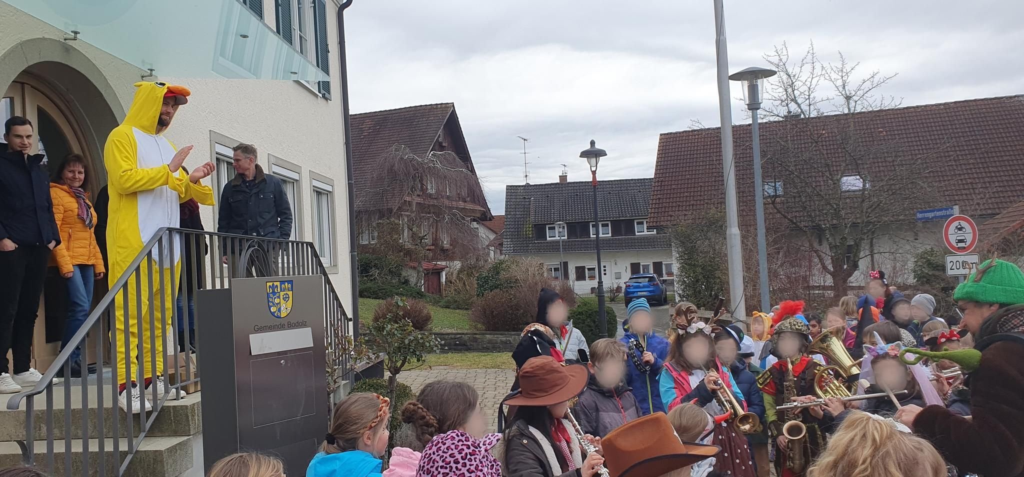 Bodolzer Kinder „stürmen (vor) das Rathaus“