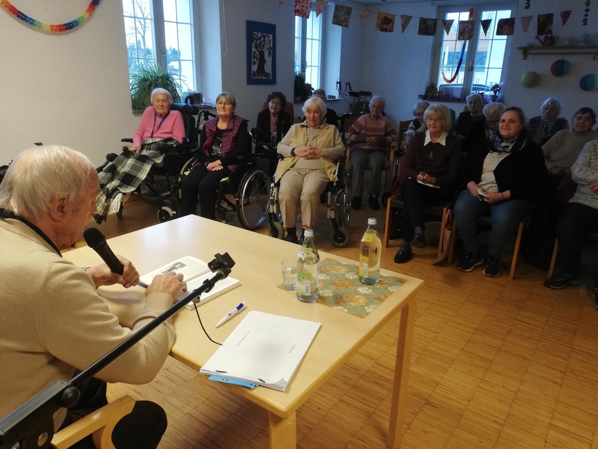 Der „Inselbub“ liest für Senioren im Maria–Martha–Stift