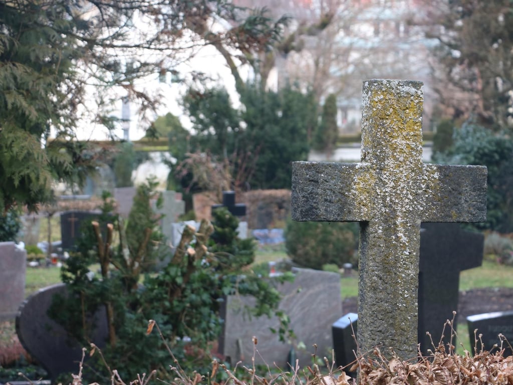 Grünpflege auf Waldseer Stadtfriedhof wird hinterfragt