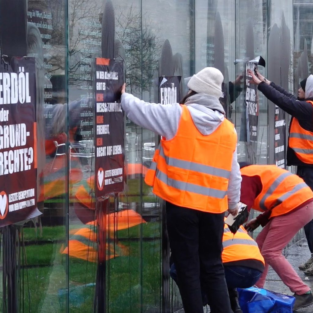 Klima-Aktivisten beschmieren Grundgesetz-Denkmal unweit des Bundestags