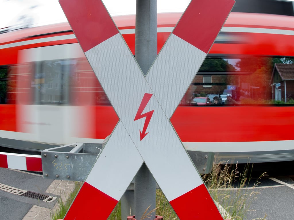 Autofahrer fährt auf Insel Rügen in Bahnschranken
