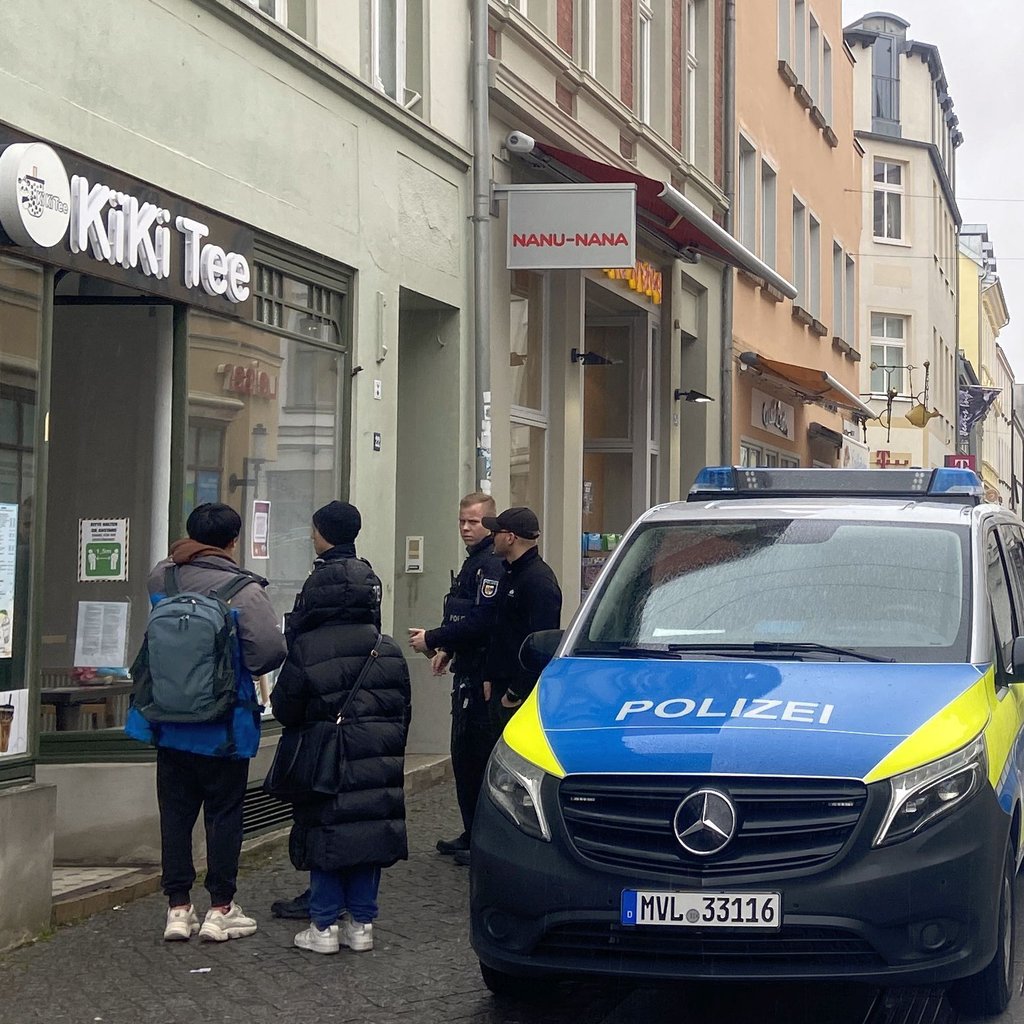▶ Maskierter Klima–Kleber attackiert Fast–Food–Läden in Greifswald