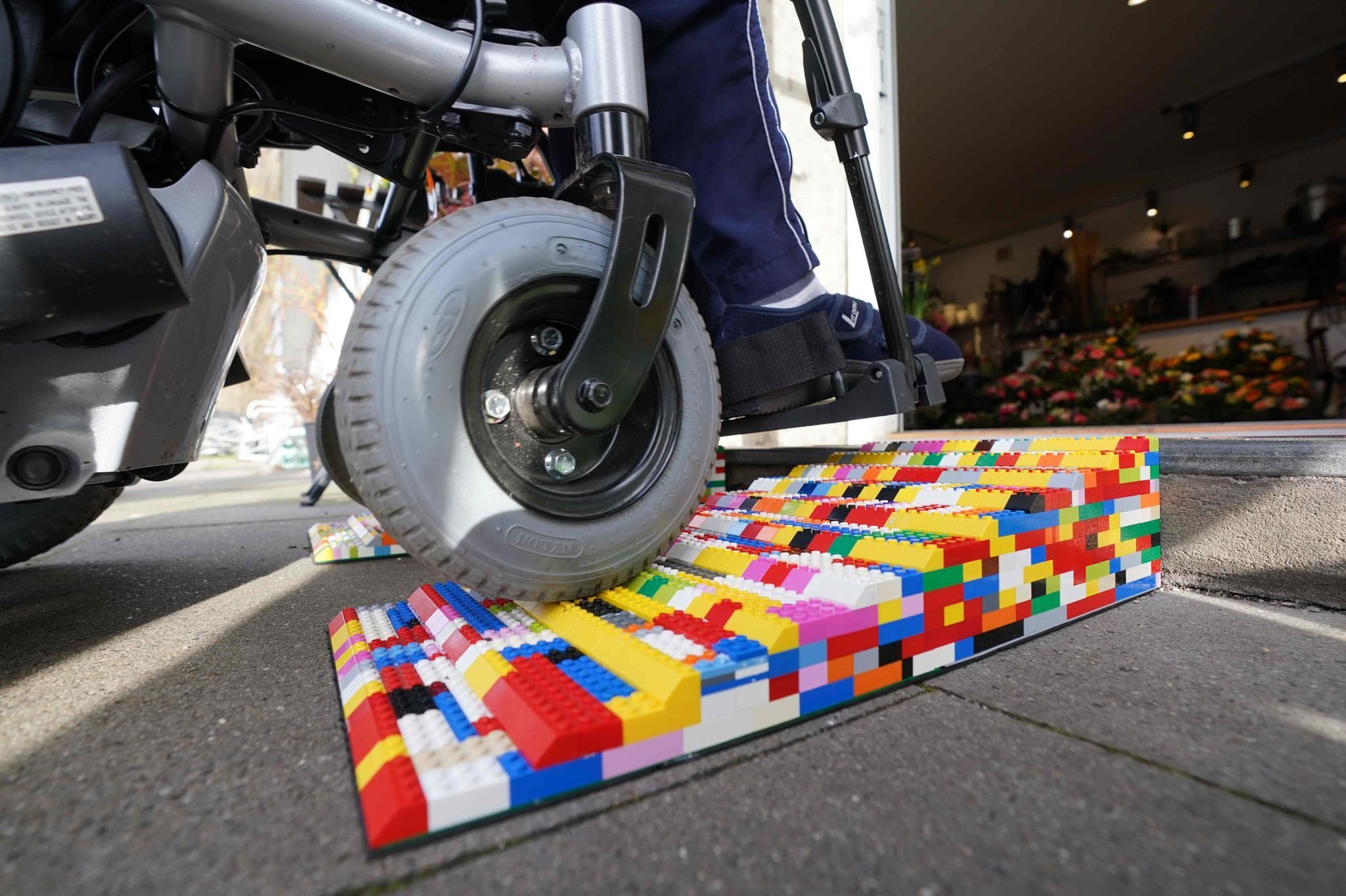 Lego–Rampe sorgt in Blumenladen für Barrierefreiheit