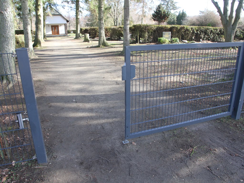 Wer klaut denn eine Friedhofspforte?