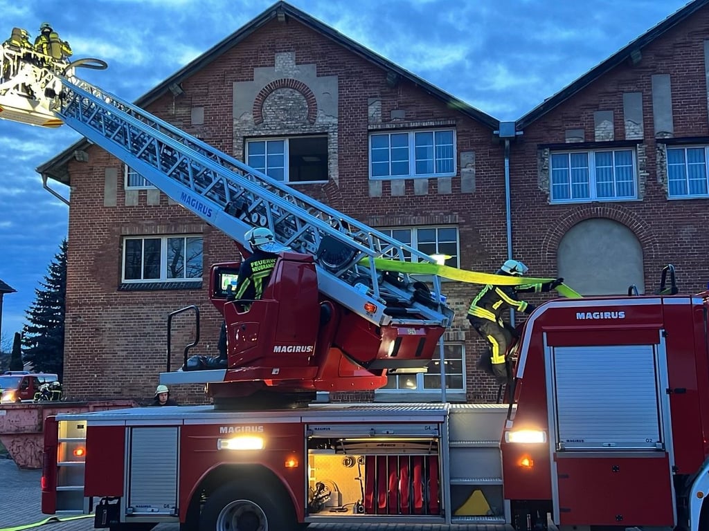 Neubrandenburger Feuerwehr sucht in brennendem Haus nach Jugendlichen