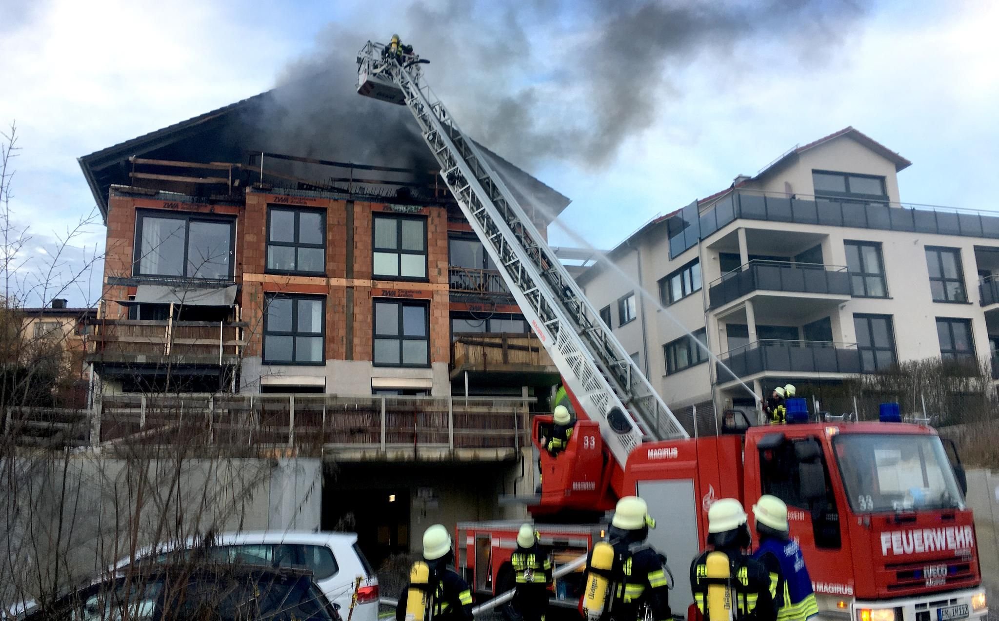 13 Bewohner retten sich in Immenstaad aus brennendem Haus