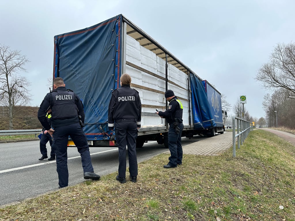 Polizei stoppt Mängel–LKW in Neubrandenburg