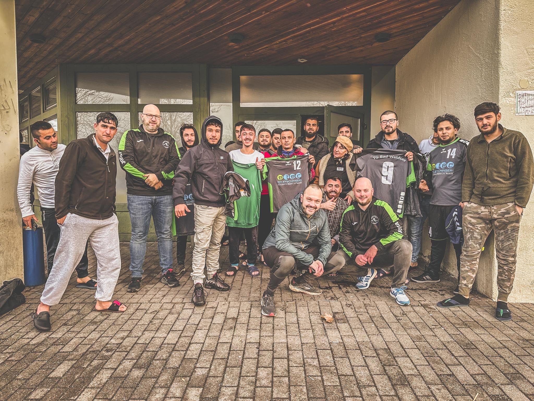 TG Handballer spenden Trikots an Flüchtlinge