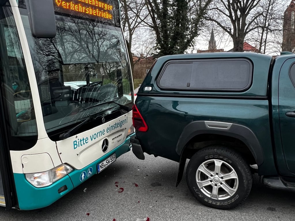 Unfall mit Bus auf Neubrandenburger Ring