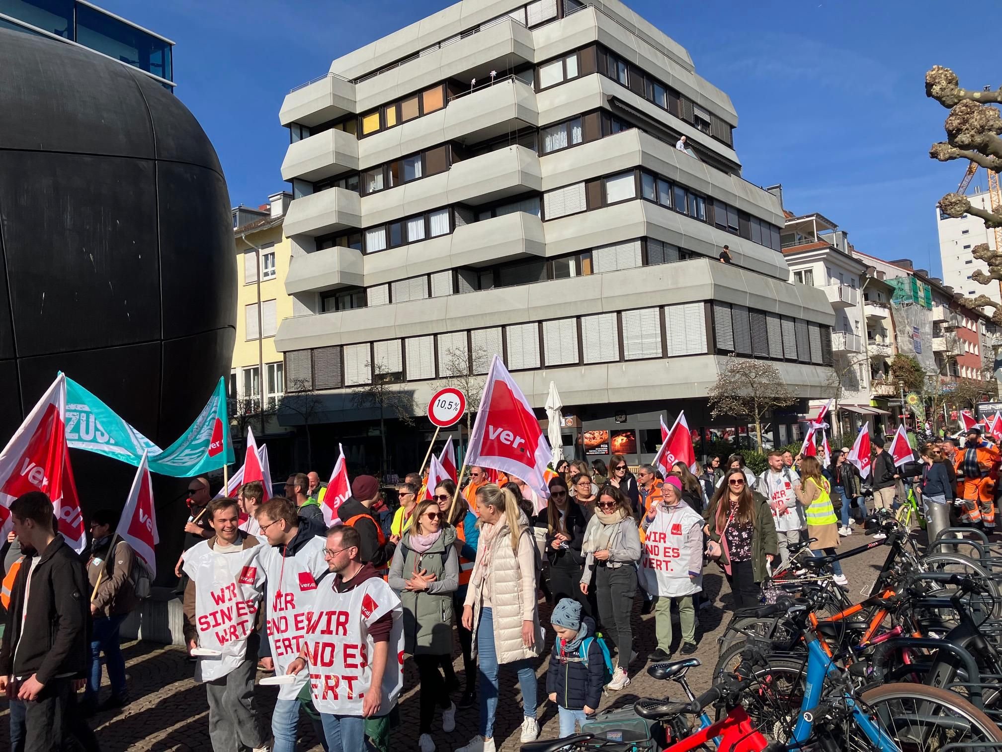 Hunderte Streikende ziehen durch Friedrichshafen