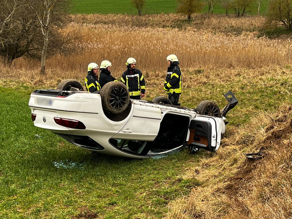 47–Jährige überschlägt sich mit dem Auto nahe der A20
