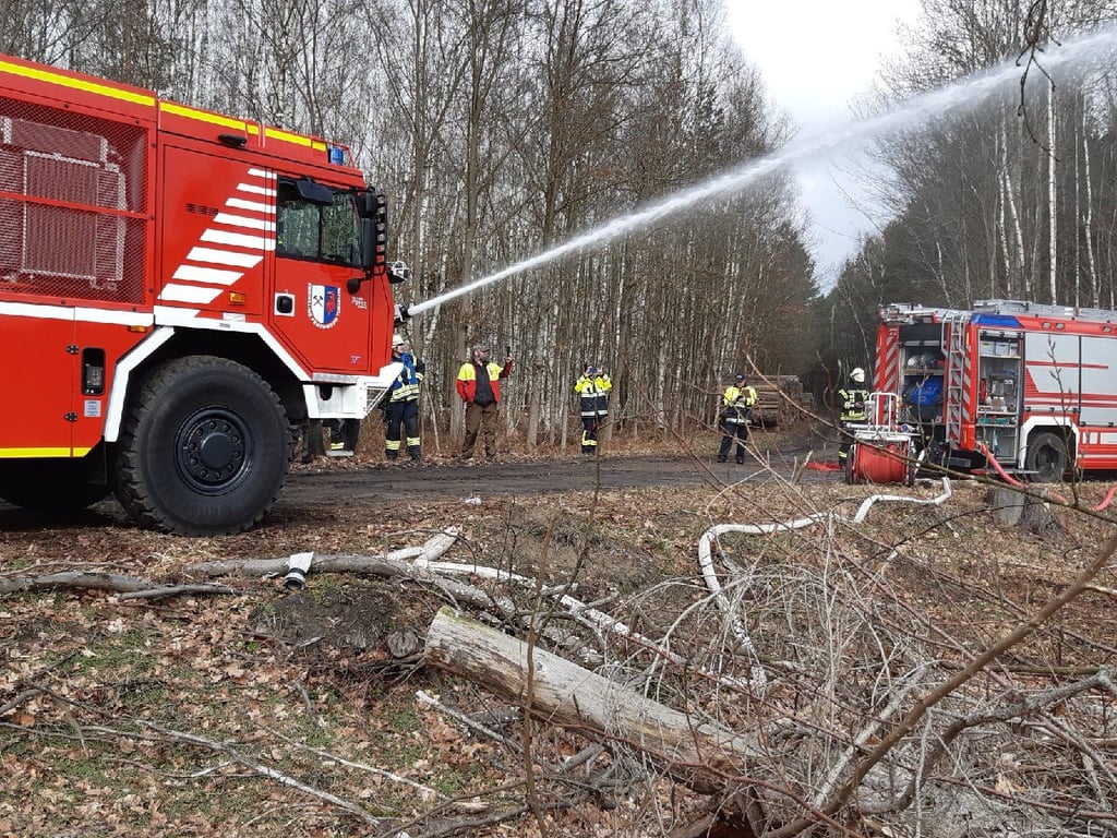 Forst und Feuerwehr bekämpfen gemeinsam Waldbrände