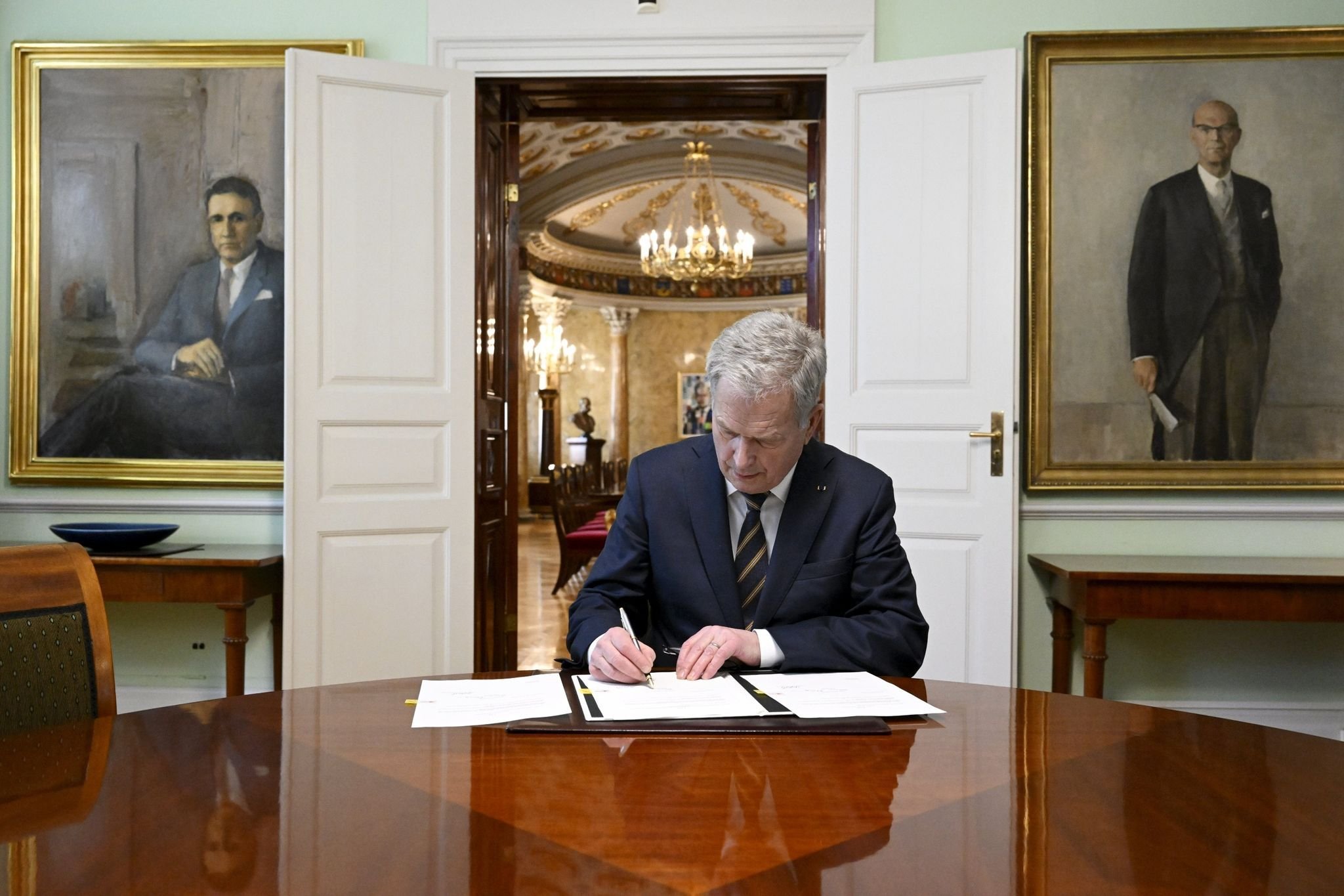 Finnischer Präsident unterzeichnet Nato–Gesetze