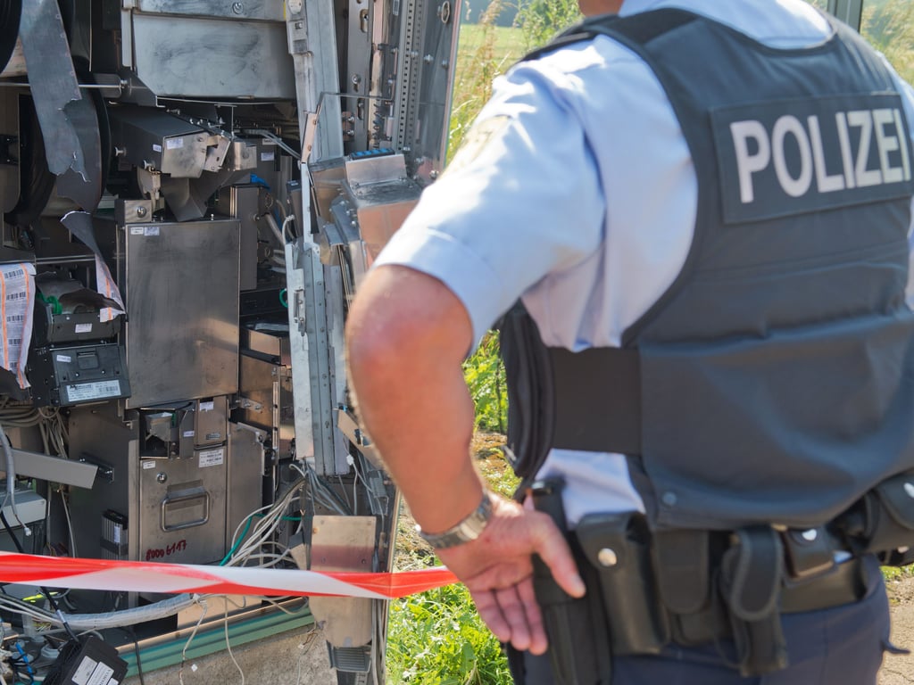 Fahrkartenautomat nachts in Rostock gesprengt