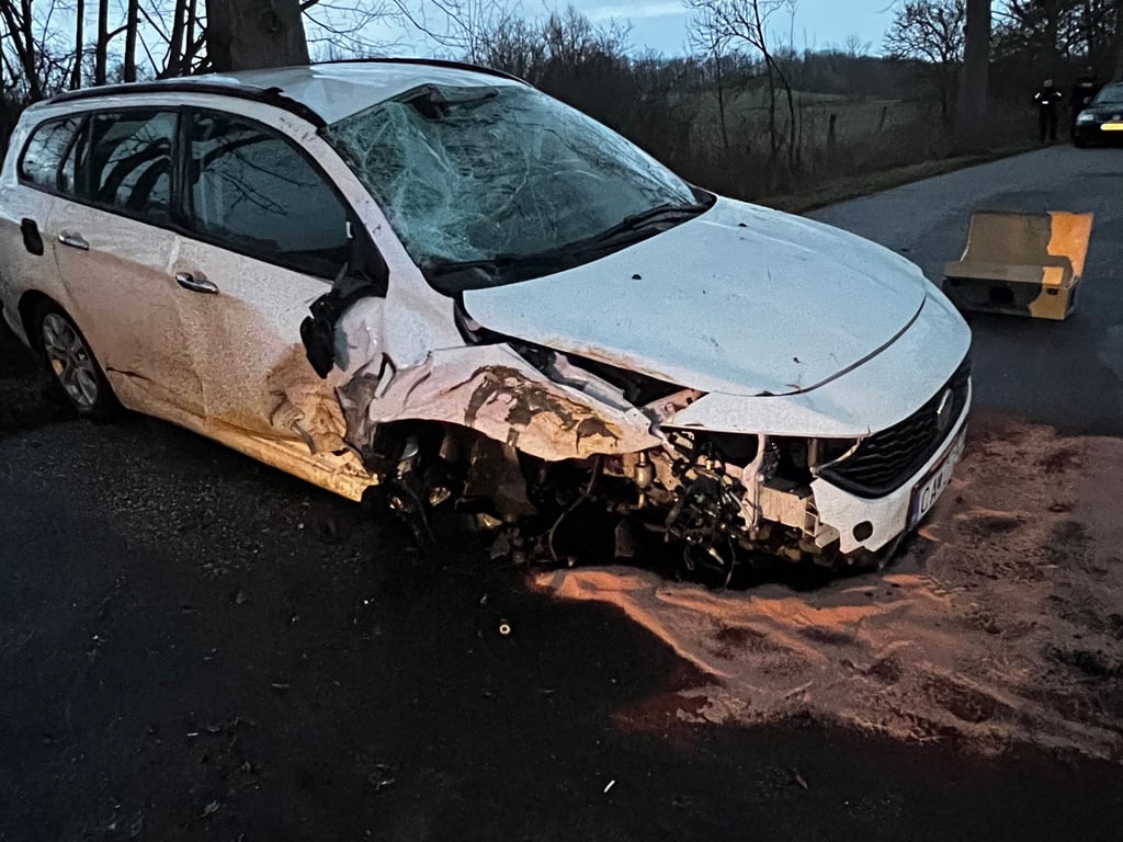 ► Gegen Baum gefahren — 25–jähriger Fahrer verletzt